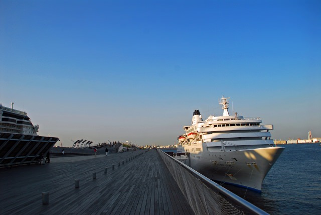 2. 眺望大型客船與橫濱海景「橫濱港大棧橋國際客輪碼頭」
