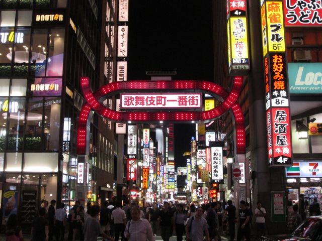 8. 以日本首屈一指晚間景點而聞名「新宿歌舞伎町」