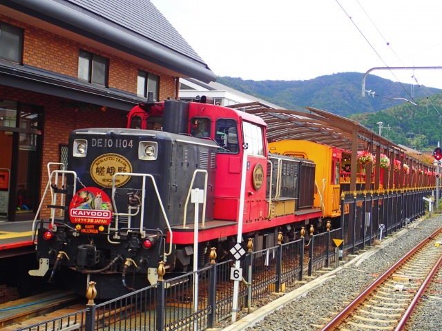 10. 搭乘可愛的列車享受嵐山的溪谷紅葉「嵯峨野小火車」